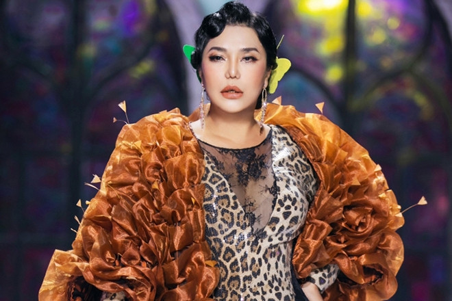 Cindy Thái Tài tự tin catwalk, khoe dáng khi làm vedette