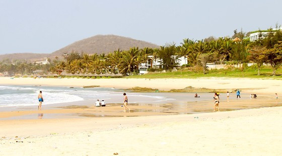 Mui Ne - Ham Tien Beach sees a small number of tourists. ảnh 1