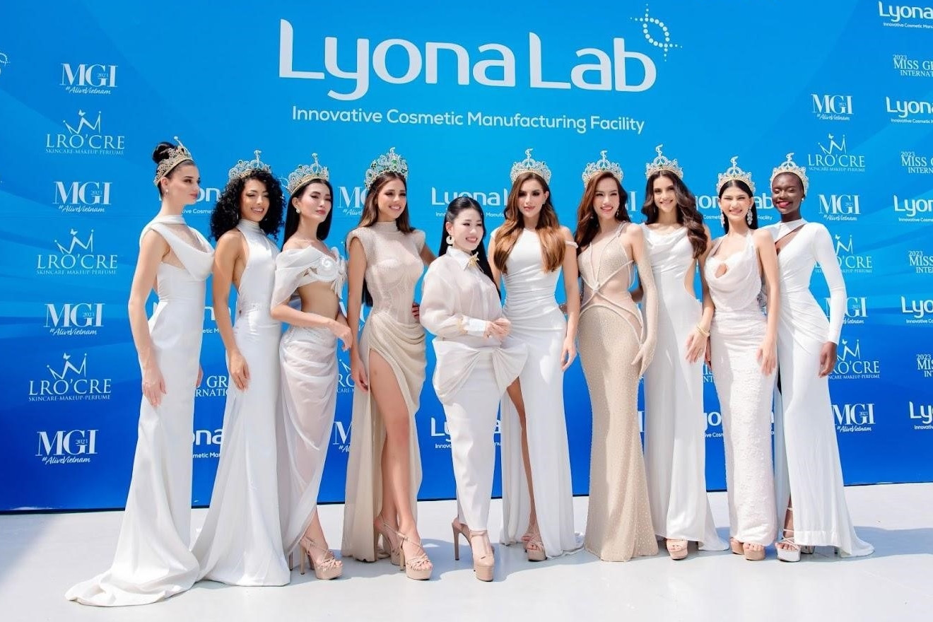 Bùi Quỳnh Hoa lộng lẫy xoay váy ấn tượng ở bán kết Miss Universe