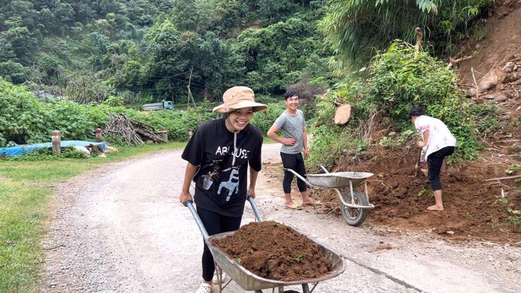 Chao Mui Coi helps disadvantaged people in her hometown. Photo: SGGP ảnh 1