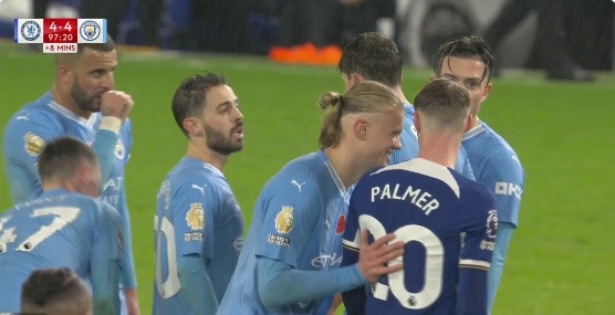 Haaland đuổi Cole Palmer láu cá nghe lén Man City hội ý đá phạt