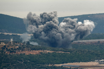 Hamas đình chỉ đàm phán về con tin, Israel không kích Lebanon