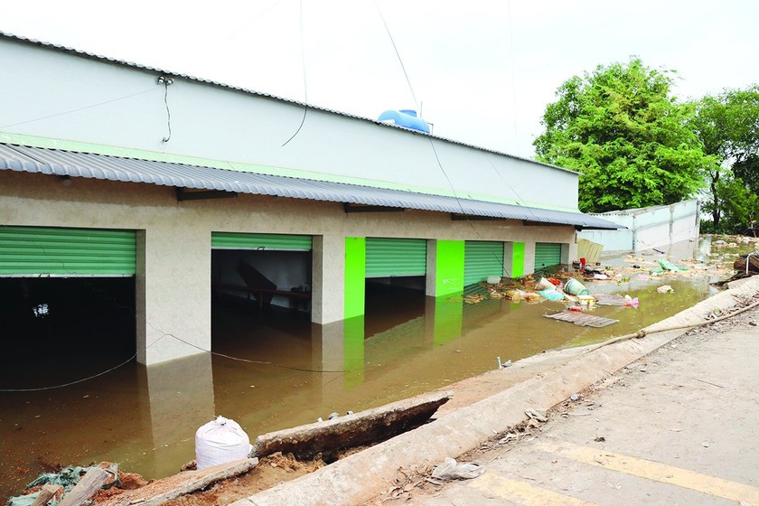 Landslides along the riverbank of Can Giuoc River in Long An Province sweep away and collapse numerous houses. (Photo: SGGP) ảnh 1