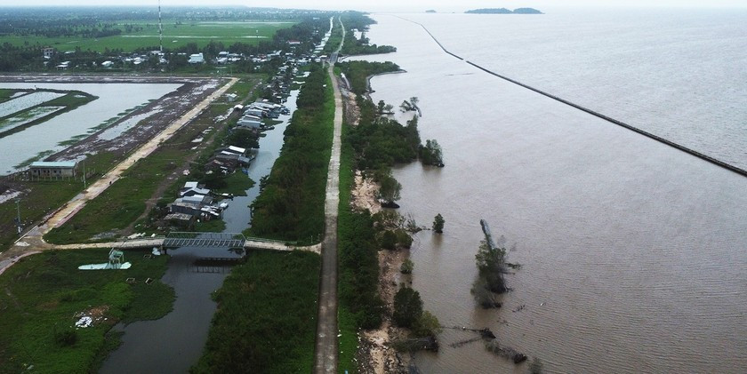 The Western coast of Ca Mau province has been heavily affected by landslides. (Photo: SGGP) ảnh 2