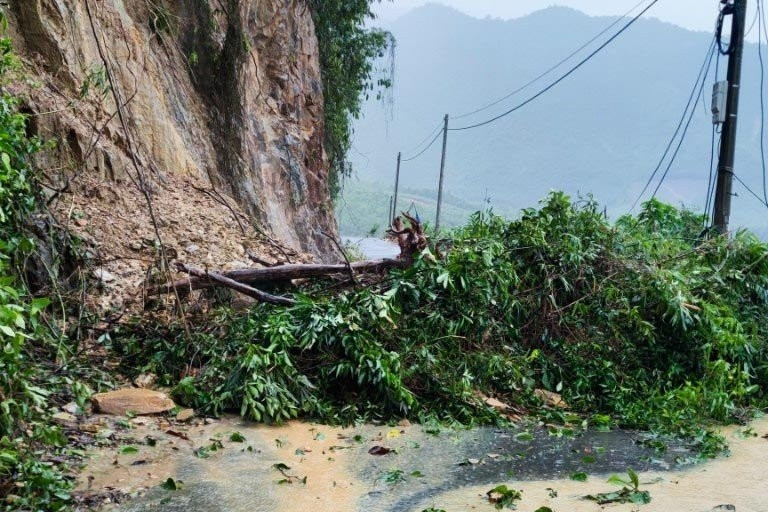 Mưa lớn làm sạt lở đèo La Ngà ở Đà Nẵng, đất đá tràn chắn ngang đường