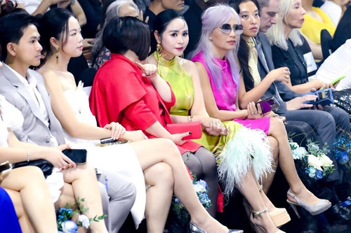 ‘Nữ hoàng hoa hồng’ nổi bật trên thảm đỏ Vietnam International Fashion Week