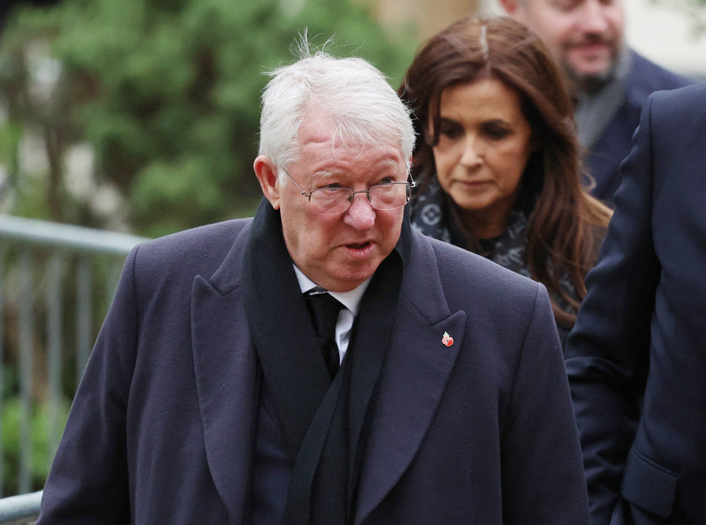 Sir Bobby Charlton.jpg