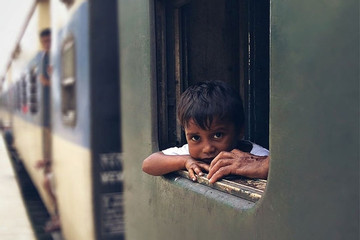 Số phận buồn thương của những đứa trẻ bị lạc ở ga tàu tại đất nước tỷ dân