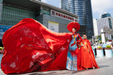 Thạch Linh gây ấn tượng với áo dài in hình bản đồ Việt Nam tại Trung Quốc