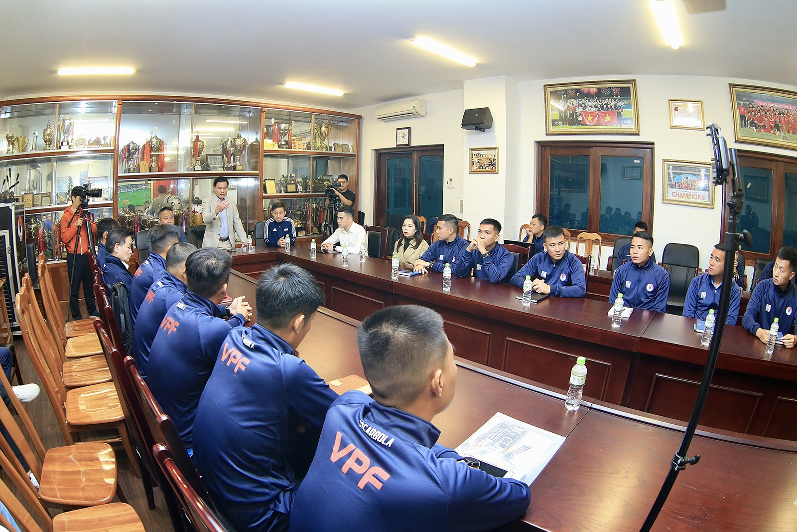 Trọng tài V-League làm quen với công nghệ VAR tại phòng LAB