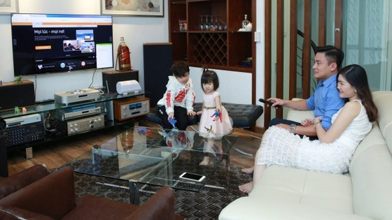 Many Vietnamese families entertain themselves with international television programs. ảnh 2