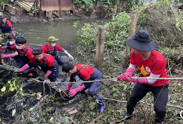 Voluntary group cleans waste in Bien Hoa City’s local canals