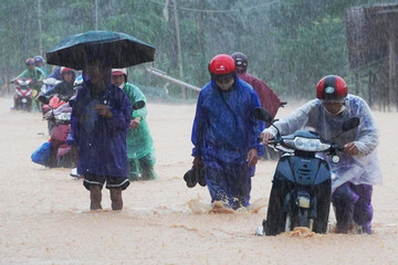 Miền Trung mưa lớn trắng trời, nguy cơ ngập lụt từ TT-Huế đến Quảng Ngãi