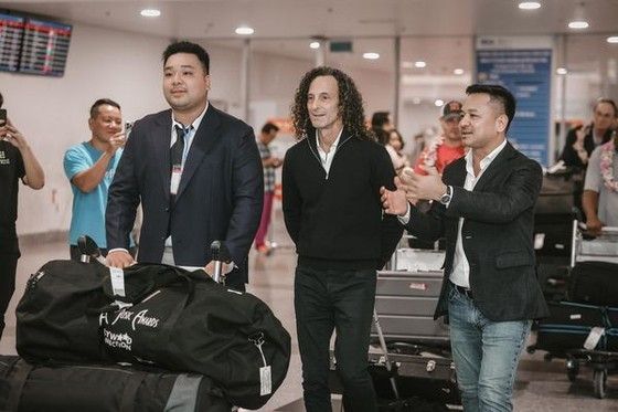Renowned saxophonist Kenny G arrives in Hanoi on the evening of November 12 for a performance that is scheduled to take place at the My Dinh National Convention Center on November 14. (Photo: SGGP) ảnh 1