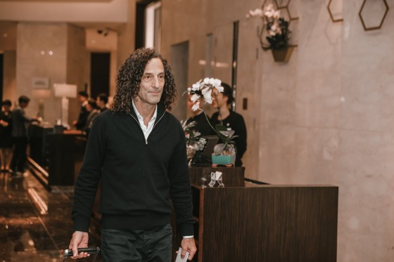 Saxophonist Kenny G arrives in Hanoi on the evening of November 12. (Photo: SGGP) ảnh 2