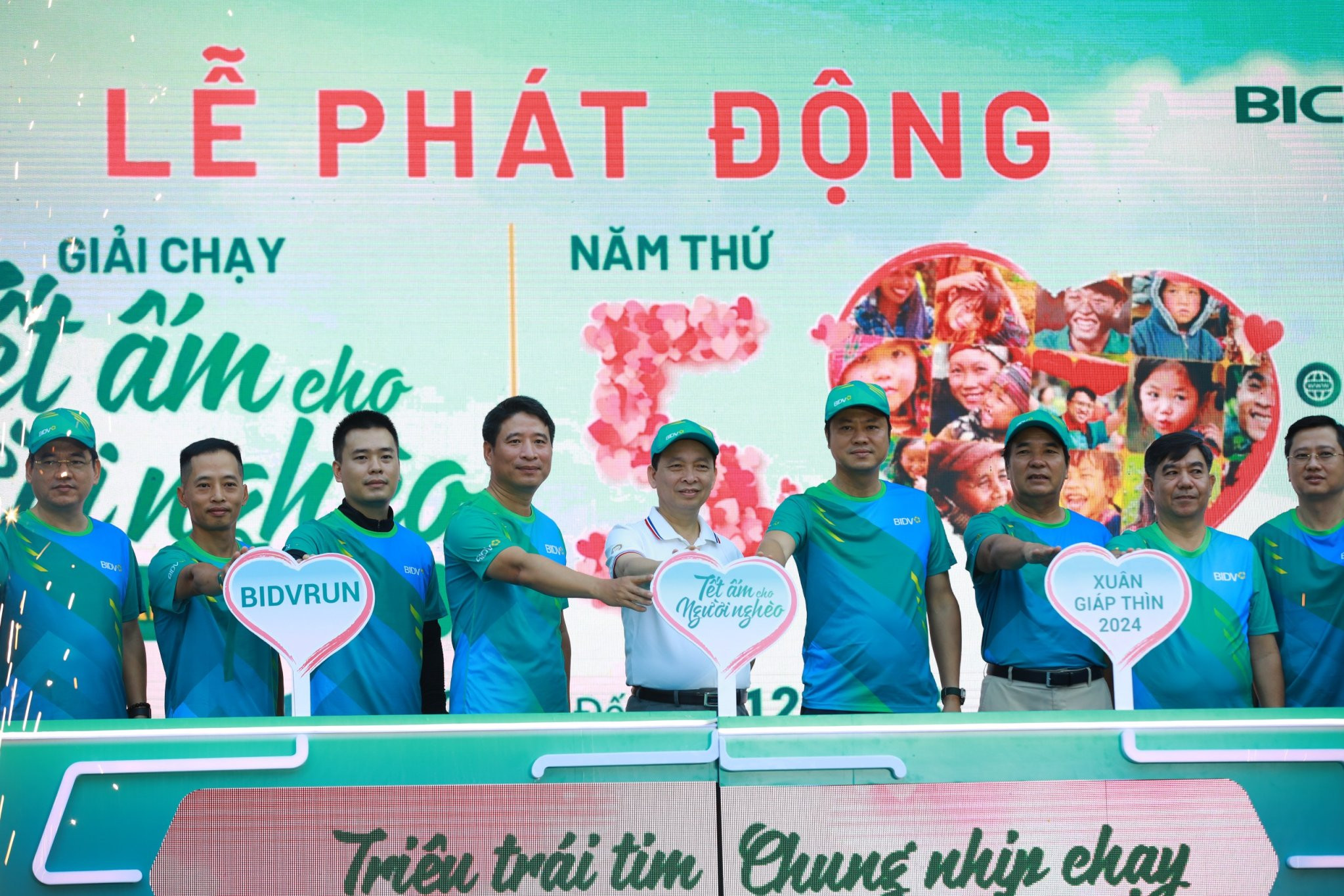 01 dai dien lanh dao ngan hang nha nuoc va bidv phat dong giai chay tet am cho nguoi ngheo xuan giap thin 2024.jpg