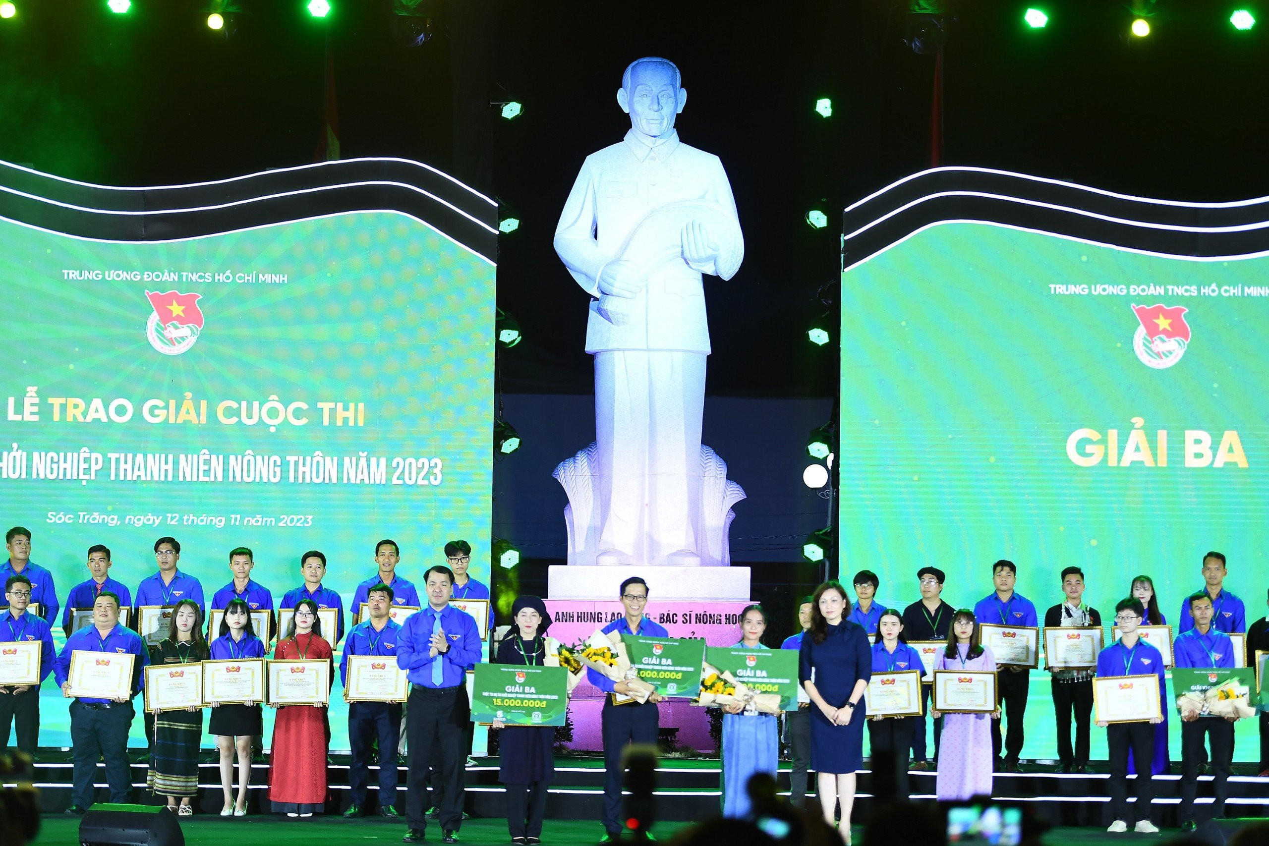 avatar 1 ong ngo van cuong bi thu tu doan tncs va ba venus teoh kim wei pho tgd sabeco trao thuong cho cac ca nhan doat giai thuong luong dinh cua 2023.jpg