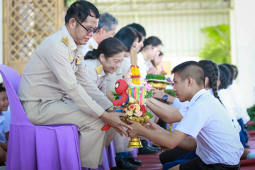 Độc đáo nghi lễ học sinh quỳ gối tri ân giáo viên tại Thái Lan