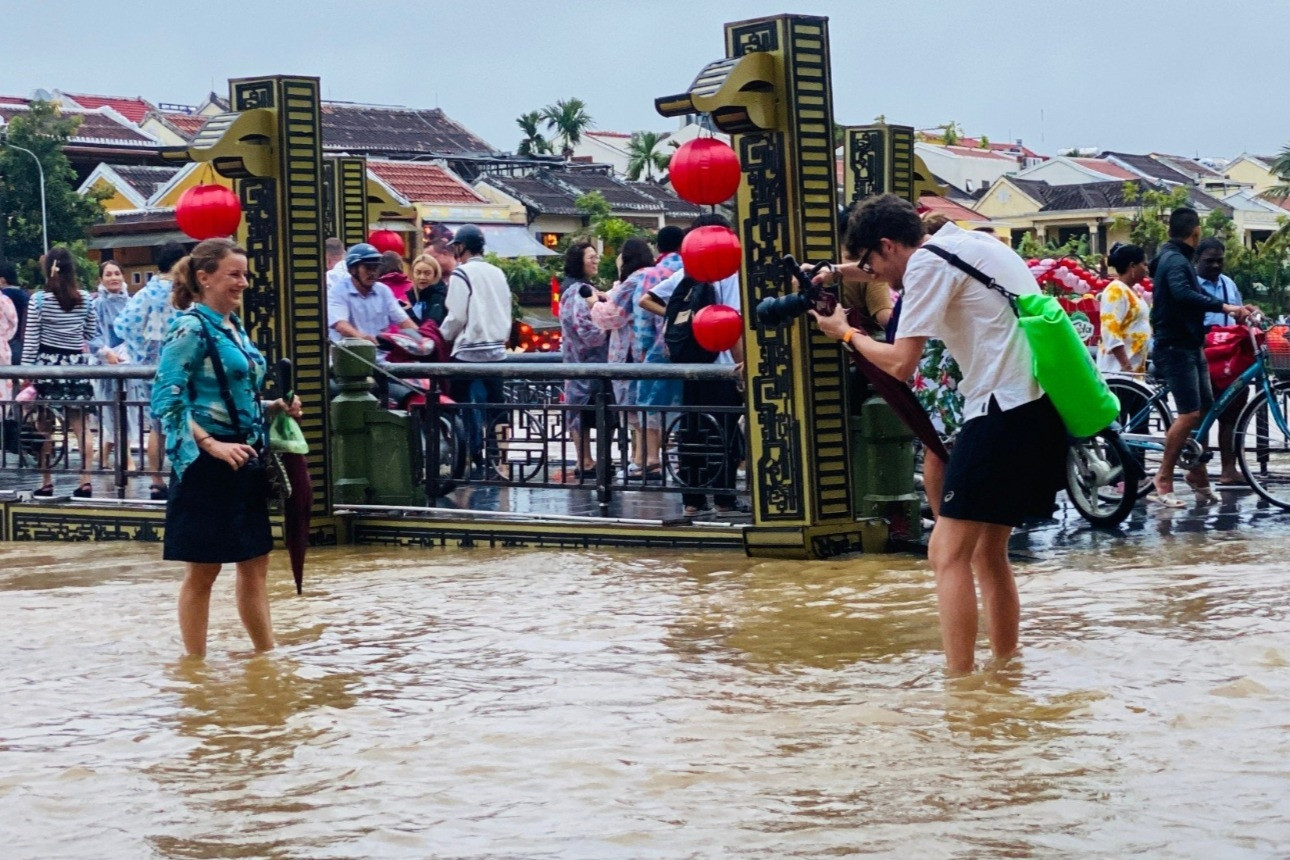 Khách Tây thích thú lội nước chụp ảnh, chèo thuyền tham quan Hội An mùa nước lũ