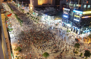 Food booths proposed on Nguyen Hue sidewalks