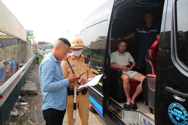 Hà Nội rà soát địa điểm xe hợp đồng đón trả khách sai quy định