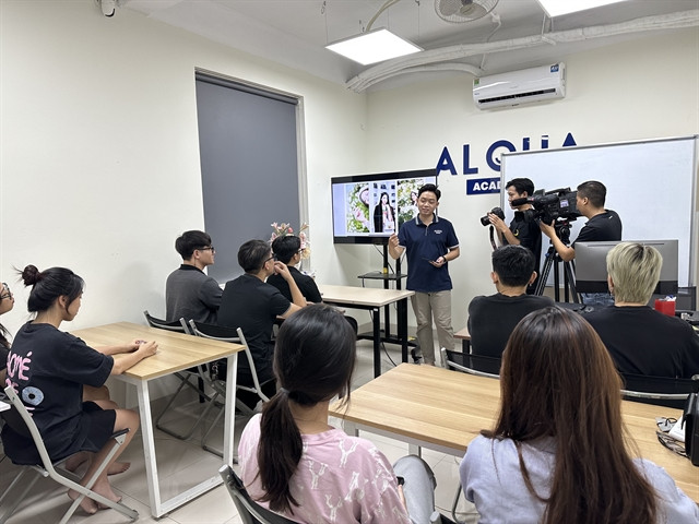 Hanoi photography course attracts male learners