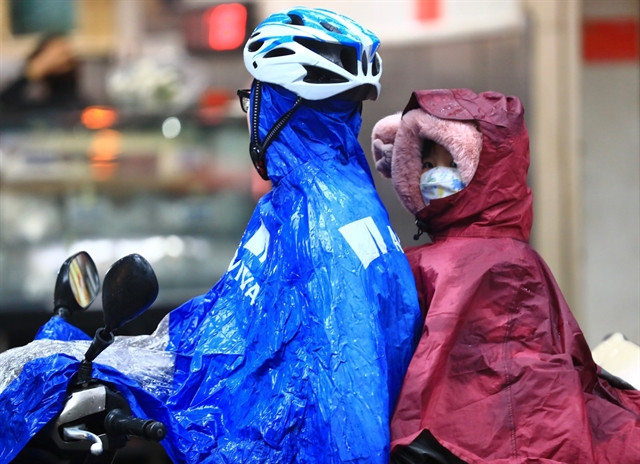 Hanoians wrap up amid first strong cold snap