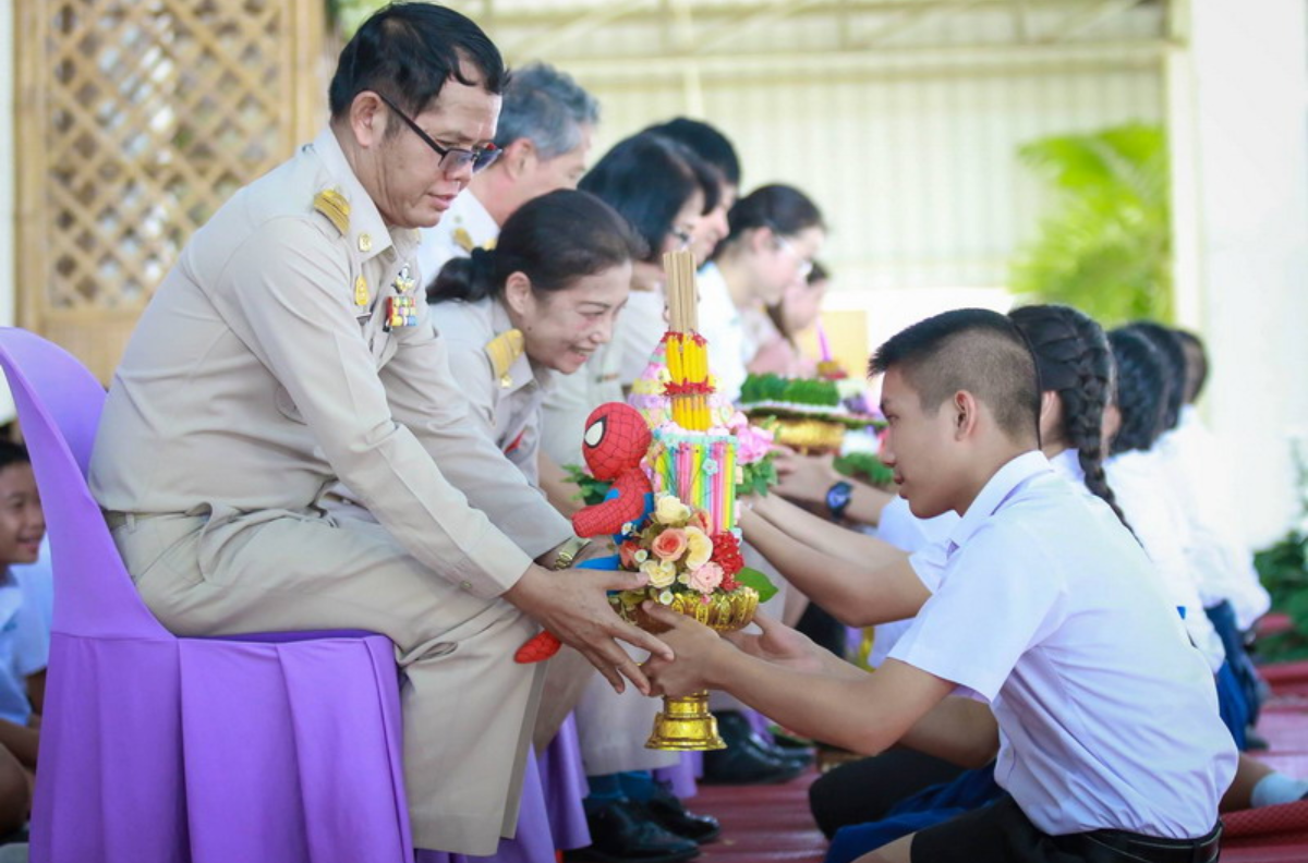 Độc đáo nghi lễ học sinh quỳ gối tri ân giáo viên tại Thái Lan