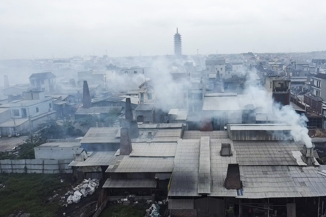 &apos;Làng tỷ phú&apos; ở Bắc Ninh chìm trong khói bụi, xỉ thải nhôm