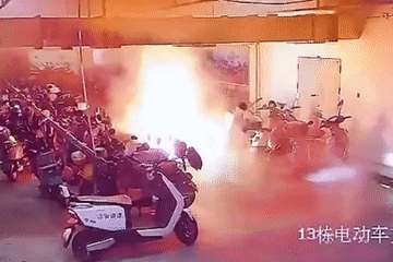 Nhân viên bảo vệ phản ứng nhanh khi xe đạp điện bất ngờ bốc cháy dữ dội