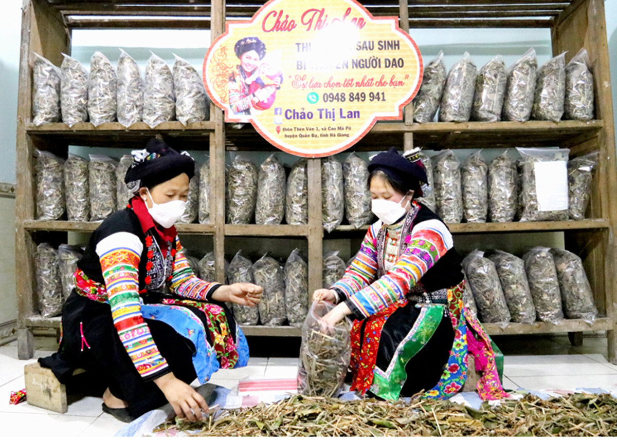 Chị Chảo Thị Lan (phải) quảng cáo sản phẩm bài thuốc tắm dân tộc Dao trên facebook.
