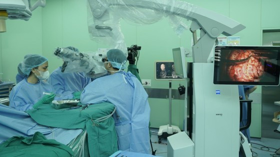 Surgeons carry out the operation ảnh 1
