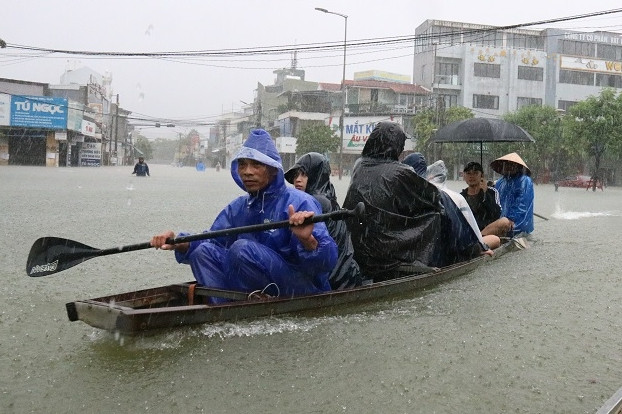 Chạy ghe giữa phố, người dân TP Huế kiếm tiền triệu ngày nước lụt