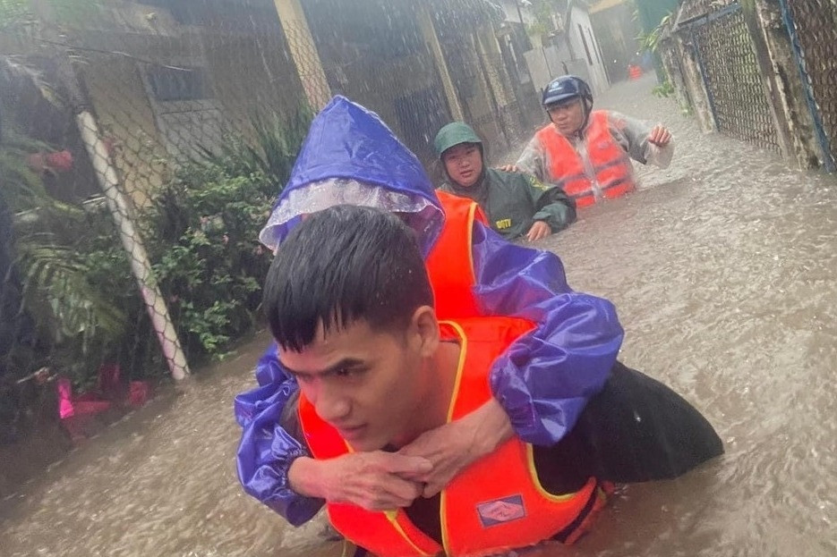 Đất lở vùi lấp người dân, nhiều cung đường sắt ở Huế bị phong tỏa do mưa lớn