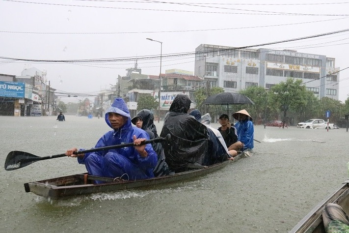 Lật thuyền chở 8 người ở Huế khiến mẹ tử vong, con gái mất tích