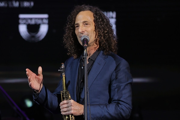 Lời xin lỗi đặc biệt của huyền thoại saxophone thế giới Kenny G