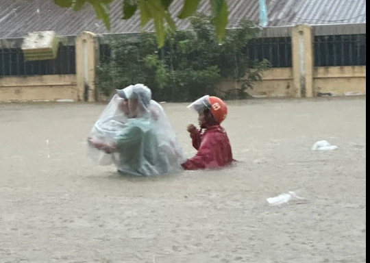 Lũ sông Hương lên nhanh trong đêm, người dân TP Huế thức trắng ứng phó - Ảnh 2.