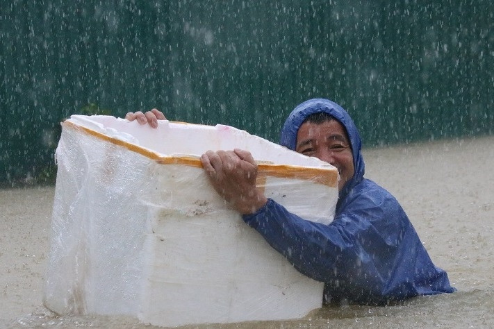 Nước lũ ngang ngực, người dân TP Huế ôm thùng xốp bơi về nhà