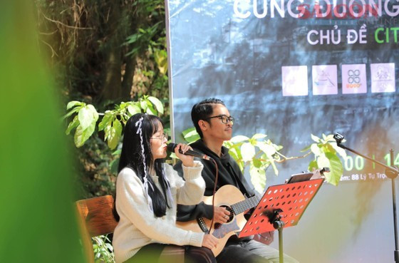 A music performance on Ly Tu Trong Street in Da Lat City ảnh 4