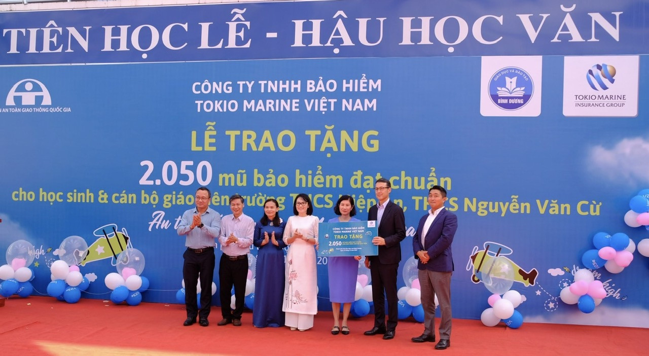 Tokio Marine Việt Nam tặng mũ bảo hiểm hơn 2.000 học sinh tỉnh Bình Dương