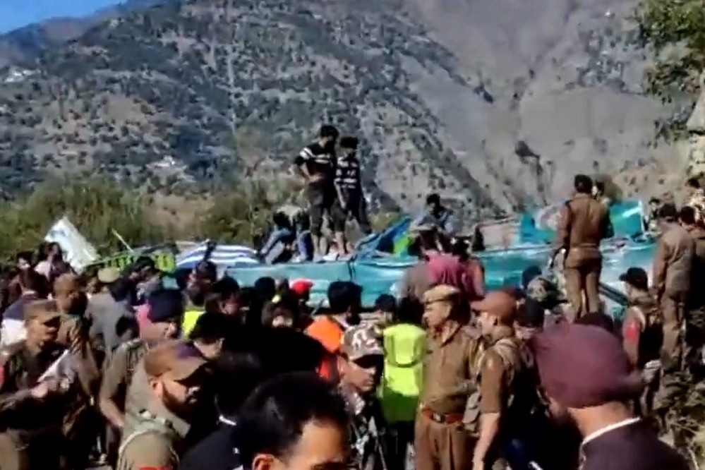 Xe buýt lao xuống vực núi ở Ấn Độ, 36 người thiệt mạng