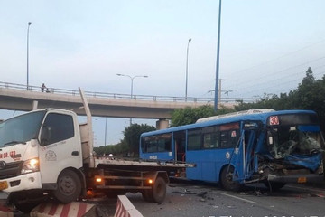 Xe buýt nát đầu vì tông vào đuôi ô tô tải, hàng chục sinh viên hoảng loạn