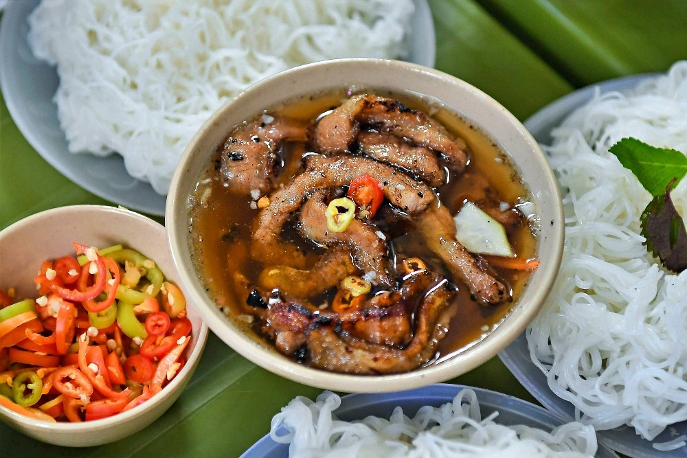 Bà chủ phở mặn Gầm Cầu chuyển bán bún chả, khách nườm nượp nhờ công thức 'độc'