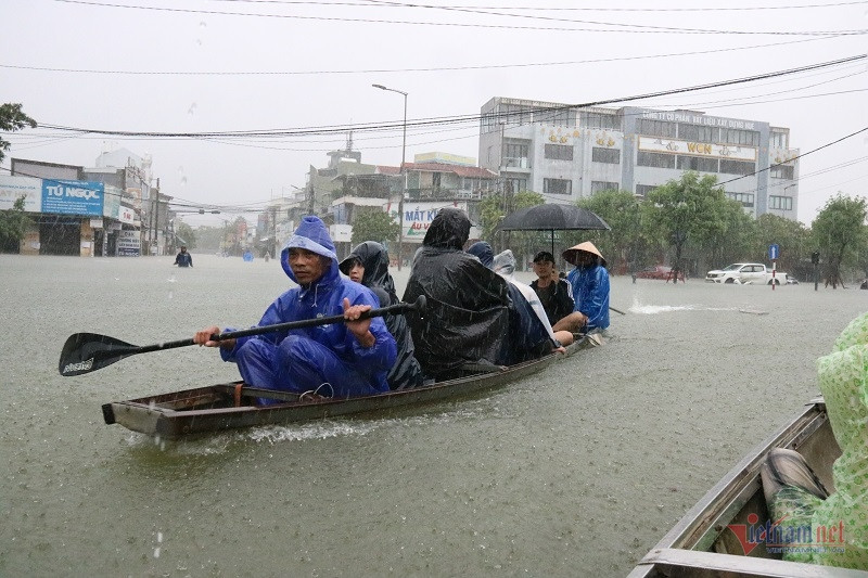 Bản tin trưa 16/11: Miền Trung đối mặt tổ hợp thiên tai, mưa lũ còn khó lường