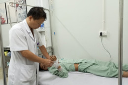 Bé trai Hà Nội dập nát bàn tay vì tự chế pháo