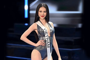 Bùi Quỳnh Hoa áo tắm bốc lửa, xoay váy ấn tượng ở bán kết Miss Universe