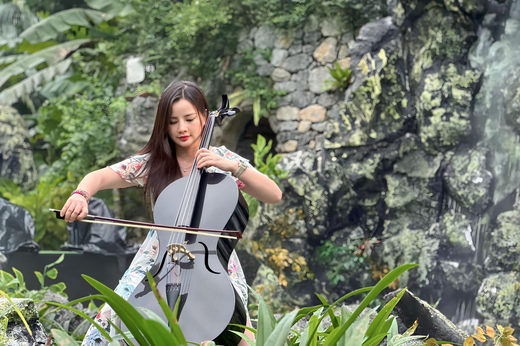 'Cello hát tình ca' của người đẹp chơi cello Hà Miên