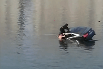Giải cứu nữ tài xế mắc kẹt bên trong chiếc ô tô lao xuống sông