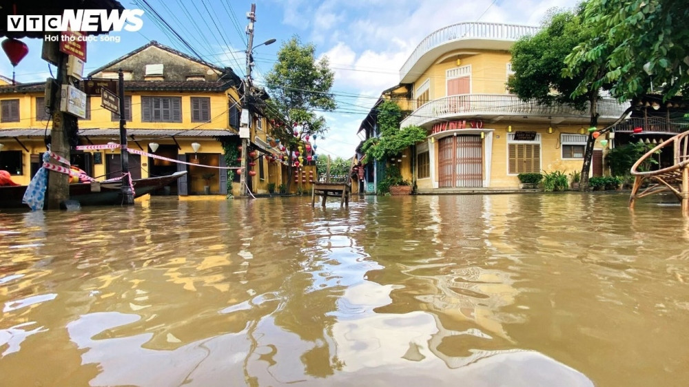 heavy downpour turns unesco-recognised hoi an streets into rivers picture 1