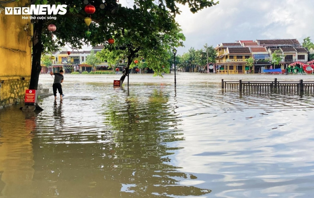 heavy downpour turns unesco-recognised hoi an streets into rivers picture 6